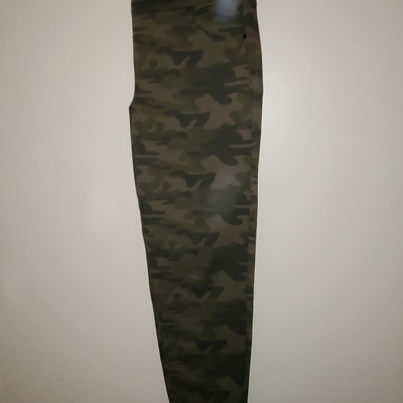 Avenue Skinny cammo jeggings size 16 new without tags. - Picture 5 of 6